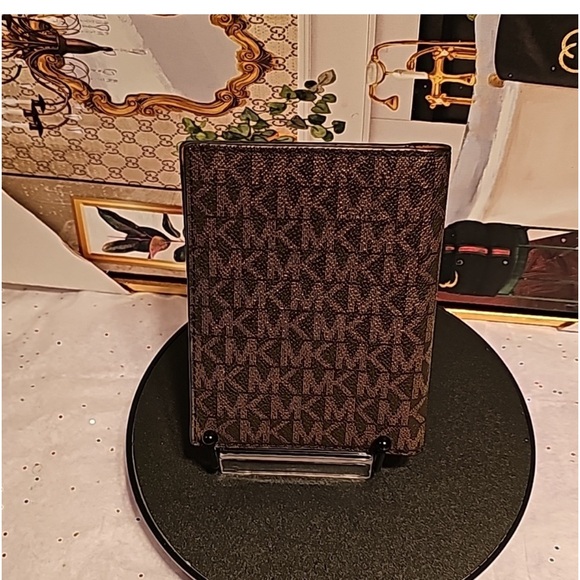 Michael Kors Jet Set Travel Passport Holder / Wallet - Picture 4 of 8